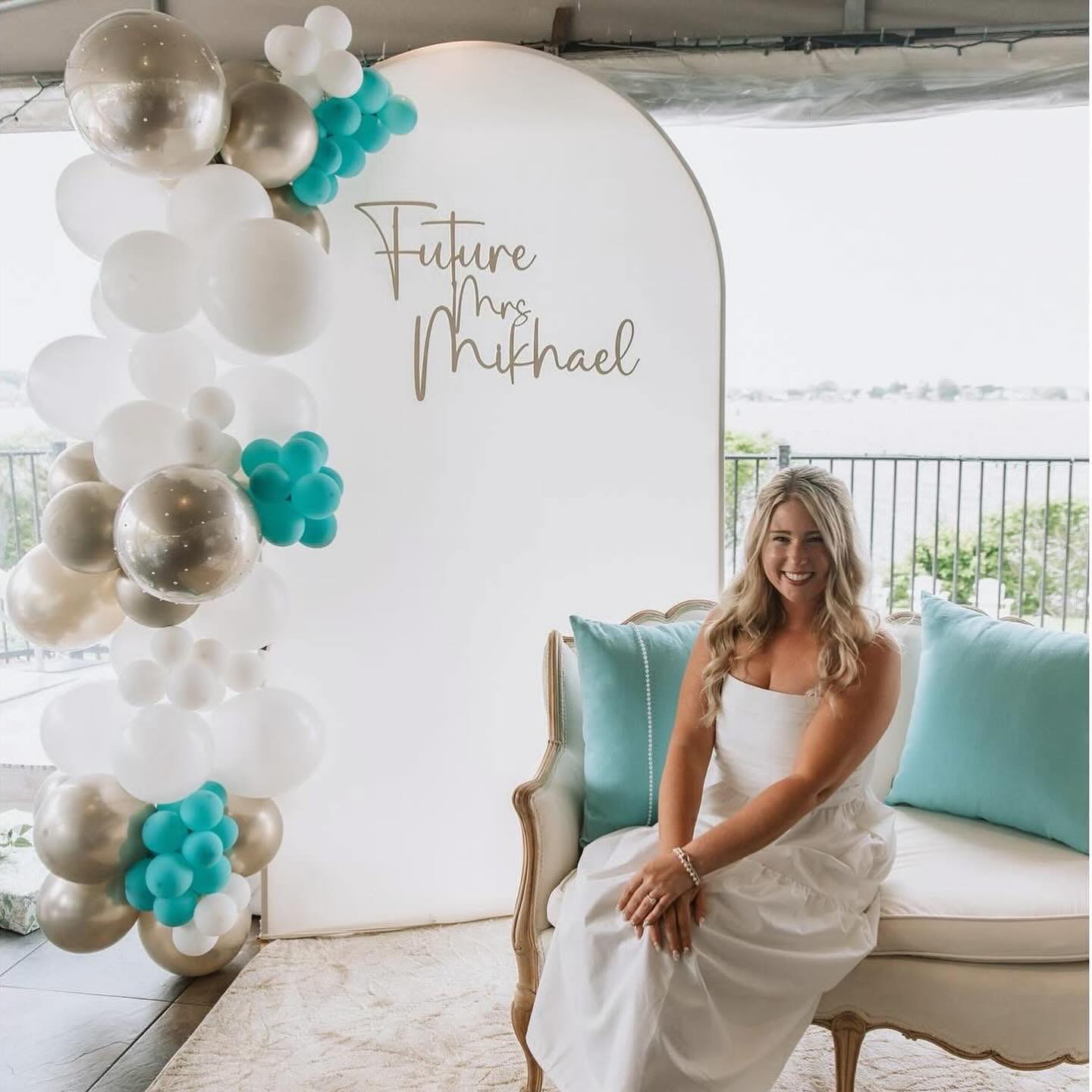 Grab & Go balloon garland by Caliella, ready for pickup