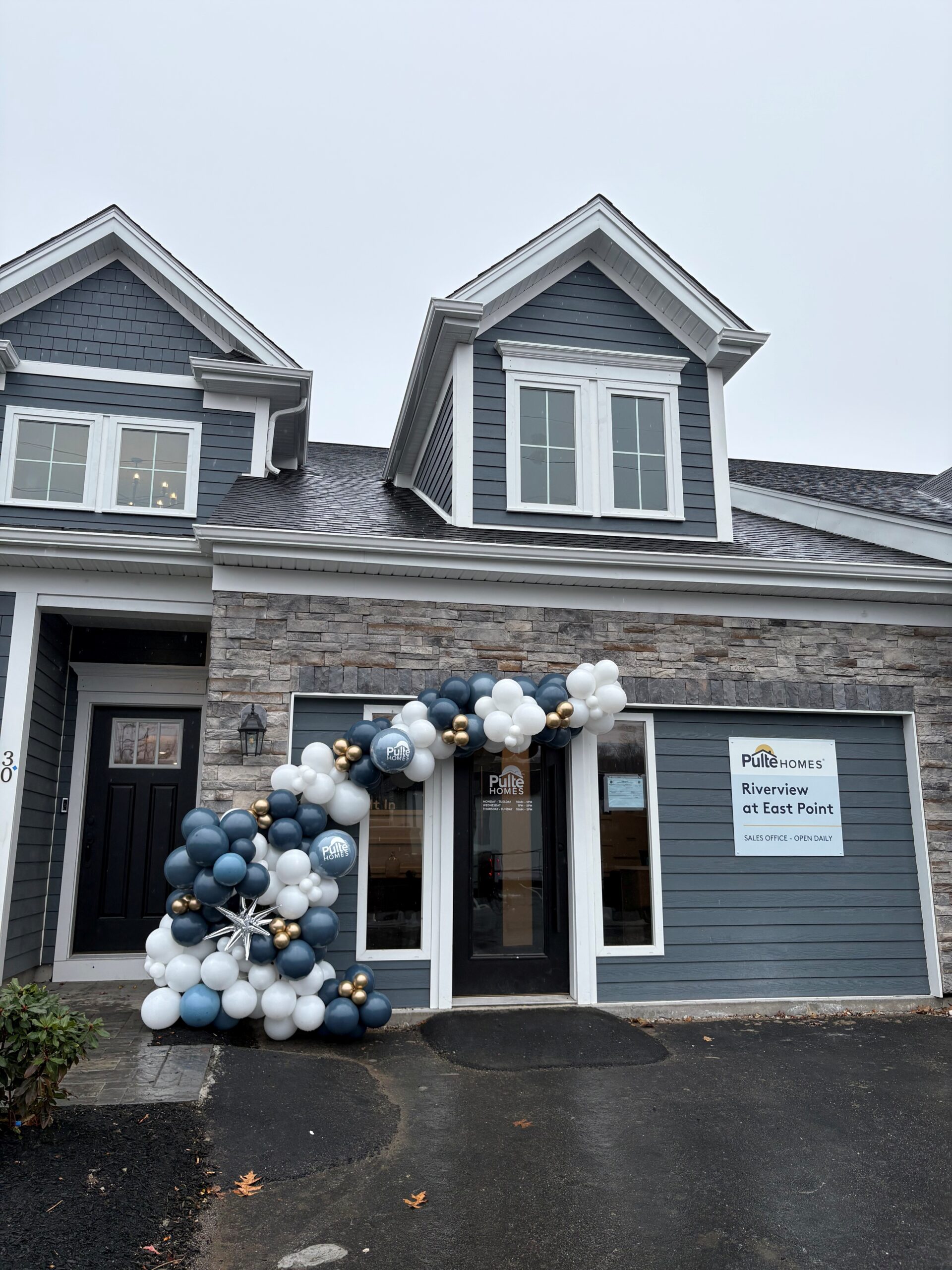 Outdoor balloon decorations for Pulte Homes event